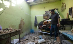 Un appartement touché par des éclats d'obus aprÚs une salve de missiles tirés par des rebelles chiites yéménites et interceptés, dans le quartier El-Hammam à Riyad (Arabie Saoudite), le 26 mars 2018