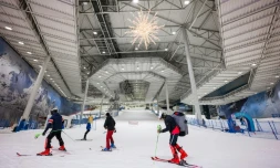 Des skieurs dans un centre de ski indoor à Lørenskog, près d'Oslo, le 5 janvier 2026