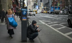 Un homme consulte son téléphone portable dans les rues de New York, le 14 novembre 2017