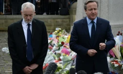 Le Premier ministre britannique David Cameron et le leader du parti travailliste Jeremy Corbyn (g) rendent hommage à Jo Cox, à Birstall, le 17 juin 2016