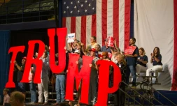 Des partisans accueillent le candidat républicain à la présidentielle américaine Donald Trump à Austin, au Texas, le 23 août 2016