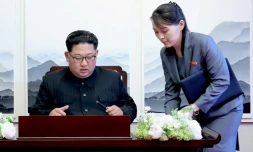 Le leader nord-coréen Kim Jong Un et sa soeur Kim Yo Jong (d), le 27 avril 2018 à Panmunjon