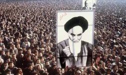Un portrait géant de l'ayatollah Khomeiny lors d'une manifestation contre le chah, le 16 janvier 1979 à Téhéran
