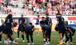 Les joueurs français à l'échauffement avant leur match de Ligue des nations sur la pelouse de la Croatie le 6 juin 2022 à Split