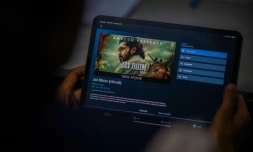 Un homme s'apprĂȘte Ă regarder le film tamoul "Jai Bhim" diffusĂ© sur Amazon Prime, le 30 novembre 2021 Ă New Delhi, en Inde