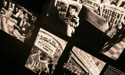 Photo du 26 septembre 2013 montrant des photos avec des Unes de journaux après l'assassinat du président américain John F. Kennedy lors d'une exposition au Newseum de Washington