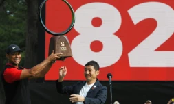 L'Américain Tiger Woods pose avec son trophée aprÚs sa victoire au Zozo Championship, le 82e titre PGA de sa carriÚre, le 28 octobre 2019 à Inzai