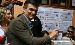 Le sénateur de centre-droit Rodrigo Paz vote aux cÎtés de son épouse, Maria Elena Urquidi (à gauche), lors du second tour de l'élection présidentielle à Tarija, en Bolivie, le 19 octobre 2025. Il a remporté dimanche le second tour de la présidentielle en Bolivie