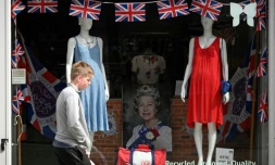 Passant devant une vitrine décorée à l'occasion du jubilé de platine d'Elizabeth II, à Colchester dans l'est de l'Angleterre, le 31 mai 2022