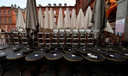Une terrasse de brasserie fermée pour cause de pandémie de Covid-19 sur la place du Capitole à Toulouse, le 16 janvier 2021