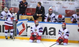 L'équipe de Russie après sa défaite face à la Finlande en match pour la 3e place du Mondial de hockey des moins 18 ans, le 28 avril 2013 à Sotchi