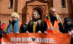 Des militants du groupe écologiste "Dernière génération" devant l'église Saint Thomas à Berlin, le 26 avril 2023