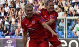 Les attaquantes de l'OL Ada Hegerberg et Eugénie Le Sommer après un but contre Wolfsburg en finale de la Ligue des champions 2016, le 26 mai à Reggio Emilia