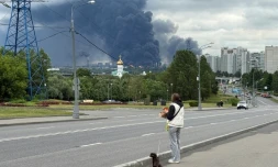 De la fumée noire au-dessus de la raffinerie de pétrole de Gazprom Neft, frappée par des drones ukrainiens, dans la banlieue sud-est de Moscou, le 18 juin 2026 en Russie