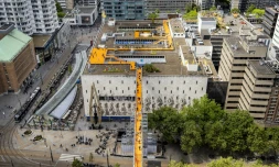 Des visiteurs sur une passerelle aérienne reliant les toits de bâtiments du centre-ville de Rotterdam, le 26 mai 2022 aux Pays-Bas