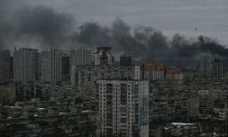 De la fumée s'élève de plusieurs bâtiments après une attaque de drones et de missiles russes sur Kiev, le 27 décembre 2025 