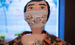 Une poupée gonflable arborant un masque de protection au bar du restaurant "La Pepita" à Barcelone le 21 août 2020