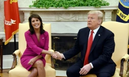 Le président des Etats-Unis Donald Trump et l'ambassadrice américaine à l'ONU Nikki Haley, qui a annoncé sa démission mardi, dans le Bureau oval à la Maison Blanche le 9 octobre 2018.