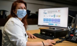 La docteur Mélanie Suppan présente le jeu vidéo "Escape Covid-19"dans le sous-sol de l'hÎpital universitaire de GenÚve, le 10 mai 2021