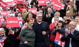 Le chef du Parti travailliste Keir Starmer félicite la nouvelle élue des East Midlands Claire Ward, à Mansfield Mansfield, dans le centre de l'Angleterre le 4 mai 2024