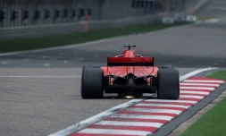L'Allemand Sebastian Vettel au volant de sa Ferrari, lors des qualifications pour le GP de Chine, sur le circuit de Shanghai, le 14 avril 2018