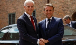 Le président français Emmanuel Macron (d) accueilli par le Premier ministre norvégien Jonas Gahr Støre à la forteresse Akershus à Oslo, le 23 juin 2025 en Norvège