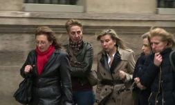 Capture d'écran le 10 septembre 2012 à Paris des trois filles de Jacqueline Sauvage: Sylvie (G), Fabienne (2eG) et Carole (D), qui avaient témoigné à charge contre leur père, expliquant avoir été violées et battues comme l'était leur mère