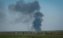 De la fumée s'élève de Paraskoviivka (est de l'Ukraine), le 7 mai 2022