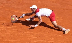 Le Serbe Novak Djokovic face à l'Autrichien Dominic Thiem au 3e tour du Masters 1000 de Monte-Carlo, le 19 avril 2018 à Monaco