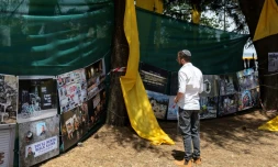 Un membre de la communauté juive de Johannesburg en Afrique du sud se recueille devant une exposition hommage aux victimes du 7-Octobre en Israël, le 7 octobre 2024