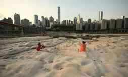 Lit asséché de la rivière Jialing, un affluent du fleuve Yangtsé à Chongqing en Chine le 25 août 2022