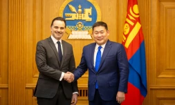 Le ministre français délégué chargé du Commerce extérieur Laurent Saint-Martin et le Premier ministre mongol Luvsannamsrain Oyun-Erdene, se serrent la main lors d'une réunion à Oulan-Bator le 17 janvier 2025