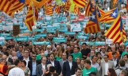 Des dizaines de milliers d'indépendantistes catalans, le président du gouvernement catalan Carles Puigdemont (c) en tête, manifestent le 21 octobre 2017 à Barcelone
