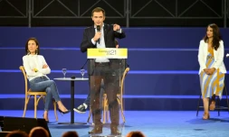 Le ministre de la Santé Olivier Véran à la tribune de l'université de rentrée de La République en marche à Avignon, le 2 octobre 2021 