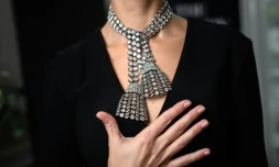 Un femme porte le collier de diamants du 18e siĂšcle lors d'un point de presse de Sotheby's le 7 novembre 2024.