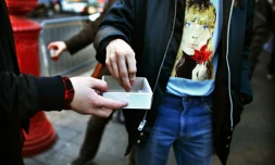 Des épingles à nourrice sont distribuées comme un signe de solidarité lors d'une manifestation contre l'élection de Trump, le 12 novembre à New York