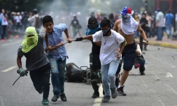 Des manifestants antichavistes dans les rues de Caracas le 30 juillet 2017