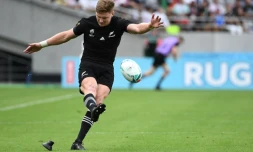 Le demi d'ouverture des All Blacks Jordie Barrett frappe une pénalité contre les Namibiens au Mondial, le 6 ocotbre 2019 à Tokyo