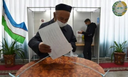 Un homme vote à l'élection présidentielle, le 24 octobre 2021 à Tackent, en Ouzbékistan