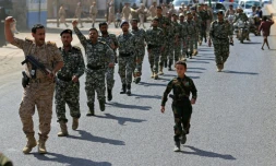 Des partisans des autorités houthies défilent lors d'un rassemblement visant à recruter de nouveaux combattants, le 10 septembre 2026 à Sanaa, au Yémen