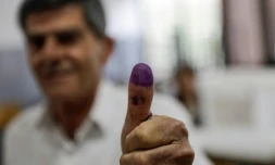 Un électeur libanais montre son pouce teinté d'encre après avoir voté lors des premières législatives depuis 2009, à Byblos, le 6 mai 2018
