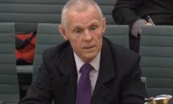 L'entraîneur cycliste Shane Sutton, le 29 décembre  2016 à Londres devant le comité parlementaire britannique pour culture, médias es sports