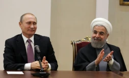Le président iranien Hassan Rohani (d) et son homologue russe Vladimir Poutine, le 23 novembre 2015 à Téhéran
