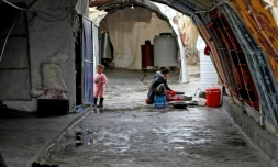 Des Irakiens de la communauté yazidie s dans un camp pour  déplacés à Sharya à environ 15 kilomètres de la ville de Dohouk, dans le nord de l'Irak, le 20 novembre 2021