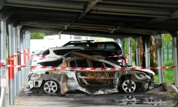Un véhicule brûlé devant la prison de Tarascon, après que trois voitures ont été incendiées dans la nuit sur le parking de la prison, le 16 avril 2025 dans les Bouches-du-Rhône