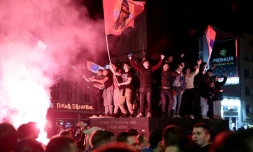 Des partisans de l'opposition célébrant sa victoire à Nis, en Serbie, dans la nuit du 25 au 26 octobre.