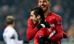 Zlatan Ibrahimovic (d) félicite Henrikh Mkhitaryan après son but face à Louhansk en Europa League, le 8 décembre 2016   