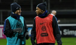 Les attaquants français Antoine Griezmann et Kylian Mbappé à l'entraînement, le 13 novembre 2017 à Cologne