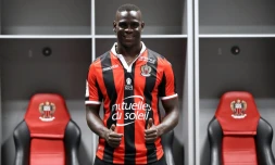 Le nouvel attaquant de l'OGC Nice Marion Balotelli pose revêtu du maillot niçois à l'Allianz Riviera, le 2 septembre 2016