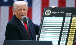 Le président américain Donald Trump montre un tableau des droits de douane, à la Maison Blanche à Washington, le 2 avril 2025